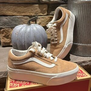 Women’s 7.5 Vans Old Skool Stac in Burro.
